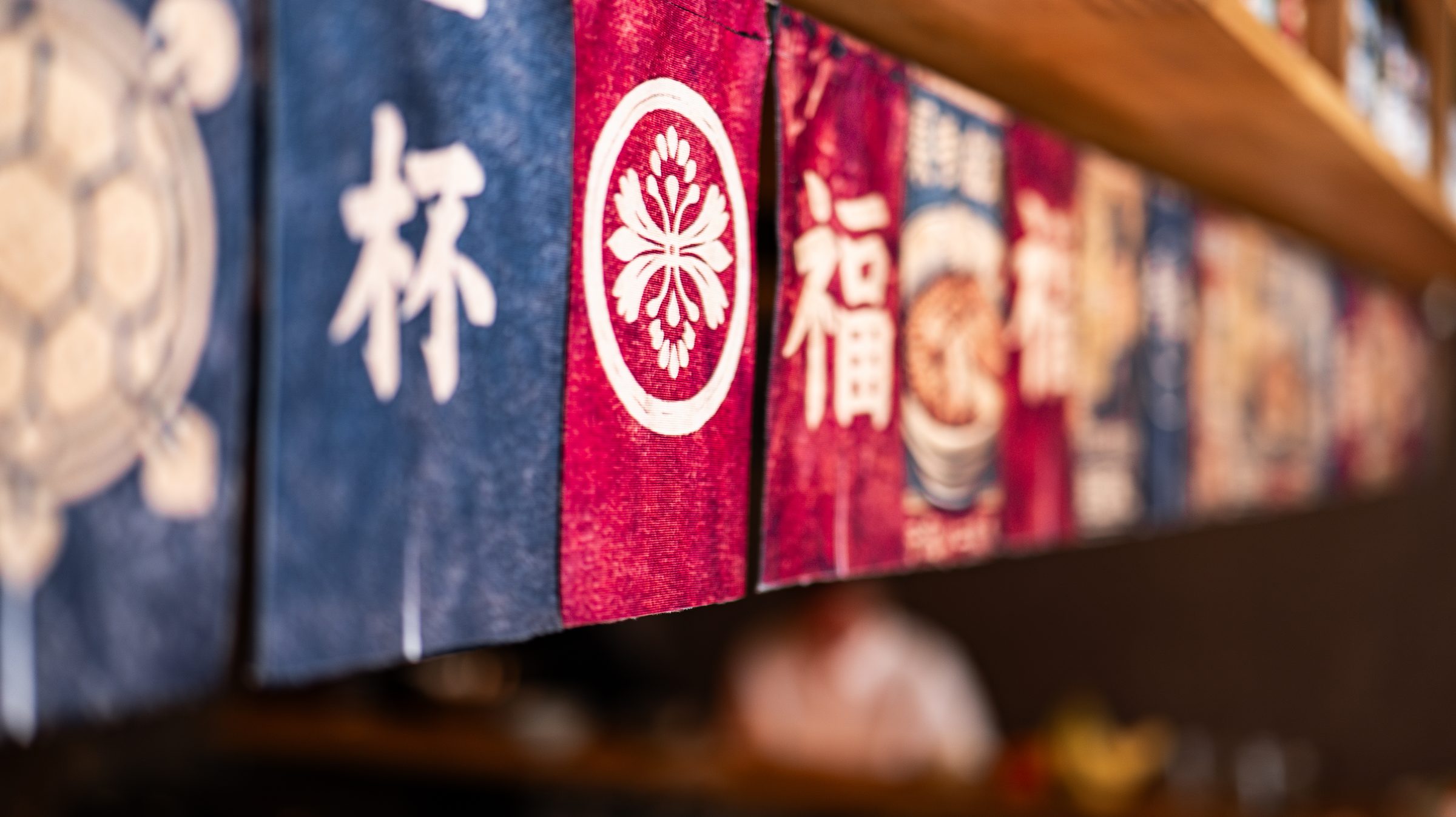Bannières japonaises au-dessus du comptoir de Yukihira