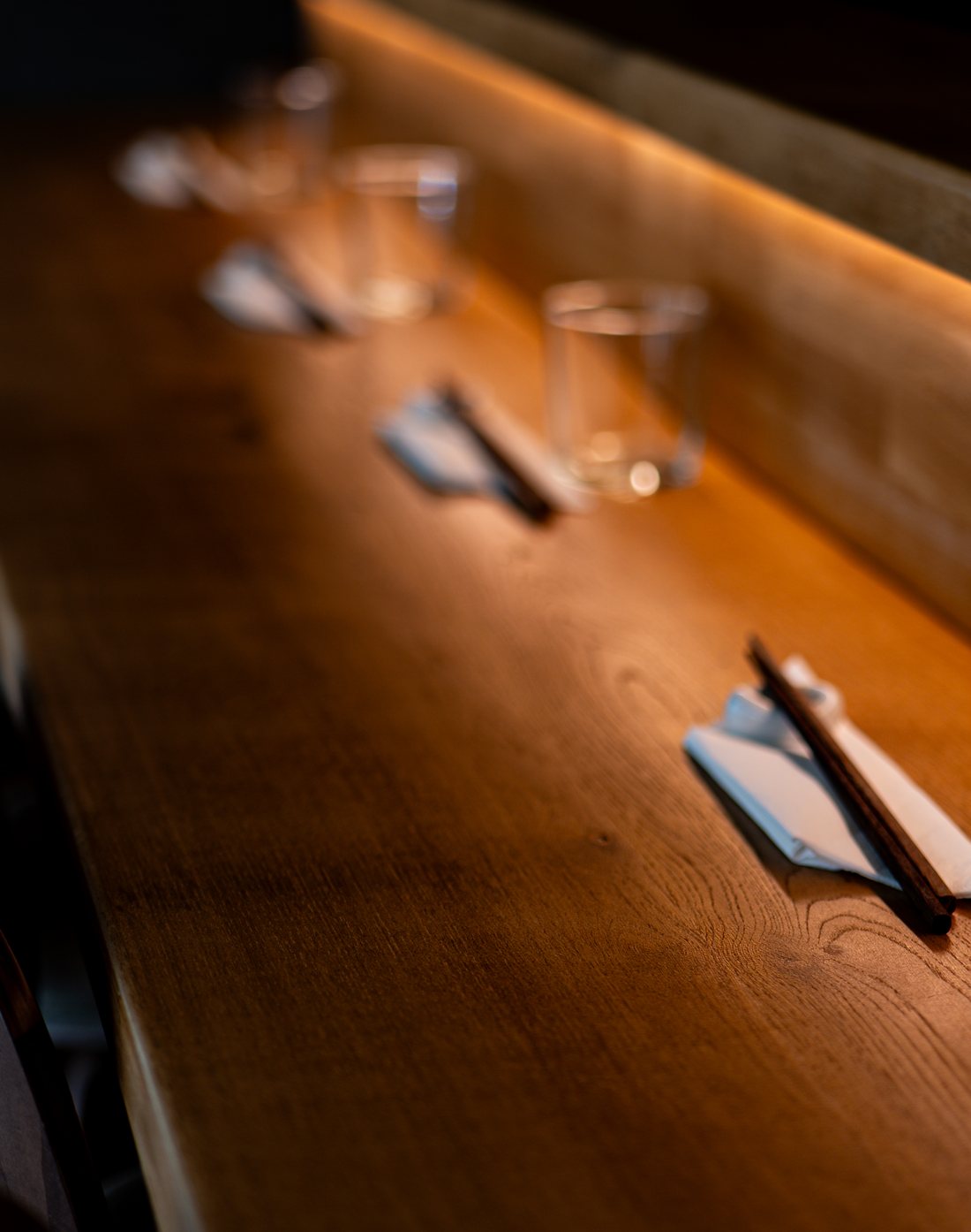 Le comptoir en bois de Yukihira, ambiance izakaya du soir