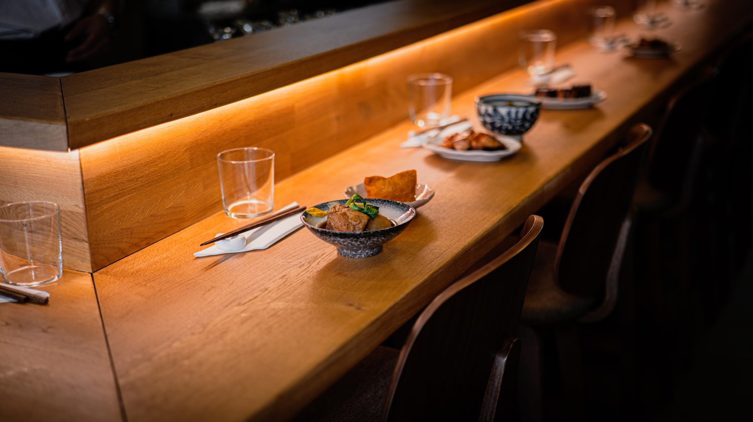 Ambiance du comptoir avec plats